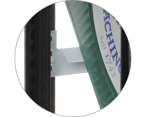 Detailopname van een rek met glazen legplank en houder