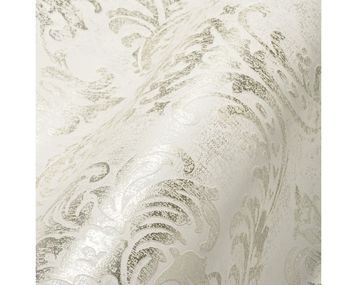 Close-up van een wit behang met zilver barokpatroon