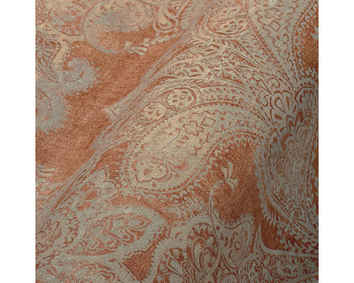 Close-up van een textielbehang met paisley motief