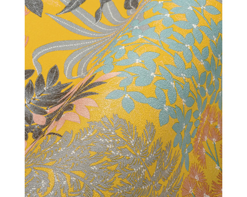 Geel behang met bloemmotief