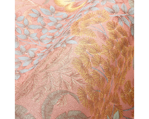 Close-up van een gestructureerd behang met plantenmotief