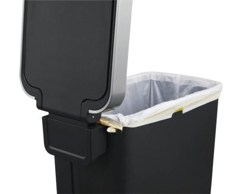Geopende afvalemmer met vuilniszak