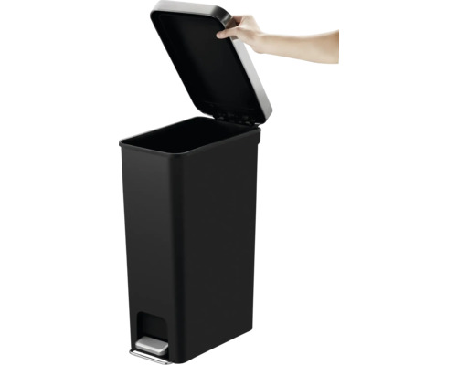 Zwarte pedaalemmer met geopend deksel en voetpedaal