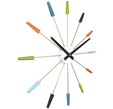Wandklok met gekleurde markeringen en tijdweergave