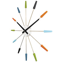 Wandklok met kleurrijke markeringen en wijzers
