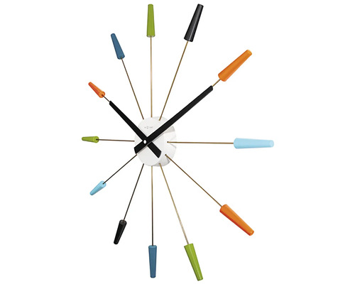 Wandklok met kleurrijke markeringen en wijzers