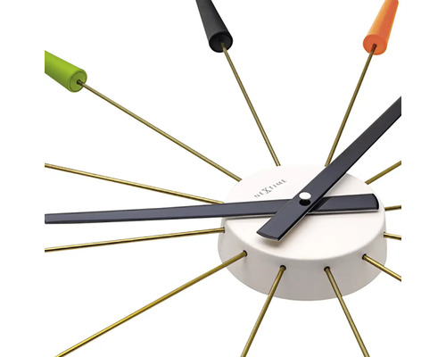 Detailopname van een NEXTIME wandklok met wijzers en gekleurde markeringen