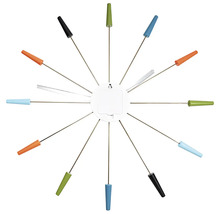 Decoratieve wandklok met staven als tijdsaanduiding