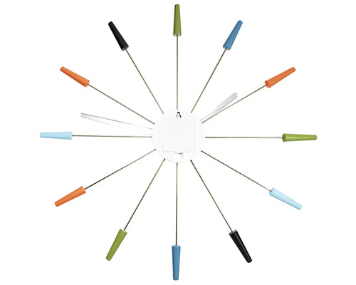 Decoratieve wandklok met staven als tijdsaanduiding