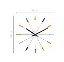 Wandklok met gekleurde markeringen en de afmetingen 58 bij 58 centimeter