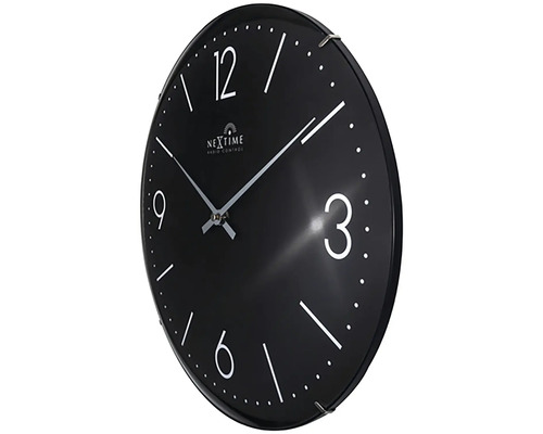 Zwarte wandklok met wijzerplaat en tijdsaanduiding
