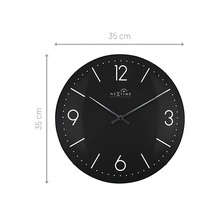 Zwarte Nextime radiogestuurde wandklok met een diameter van 35 centimeter.