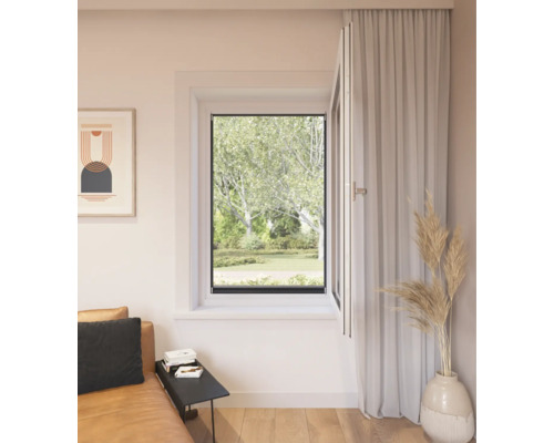 Interieurbeeld met openslaand raam, gordijn en decoratie