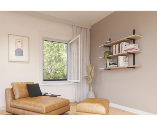 Woonkamer met raam, leren bank, kruk en wandplank