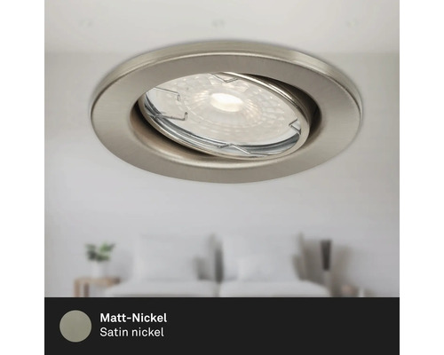 Plafondinbouwspot van gesatineerd nikkel in een slaapkamer