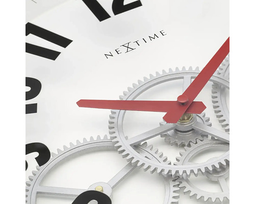 Close-up van een Nextime wandklok met zichtbaar uurwerk en rode wijzers