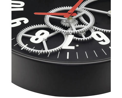 Wandklok met zichtbaar uurwerk en tandwielen
