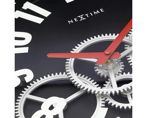 Detailopname van een Nextime wandklok met zichtbaar uurwerk