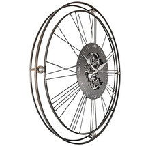 Decoratieve wandklok met open uurwerk en Romeinse cijfers