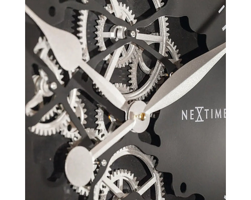 Detailopname van een Nextime wandklok met zichtbaar uurwerk en wijzers