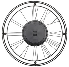 Achterkant van een ronde wandklok met Romeinse cijfers en metalen frame