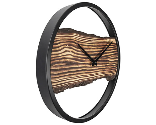 Wandklok met houten schijf en zwart frame