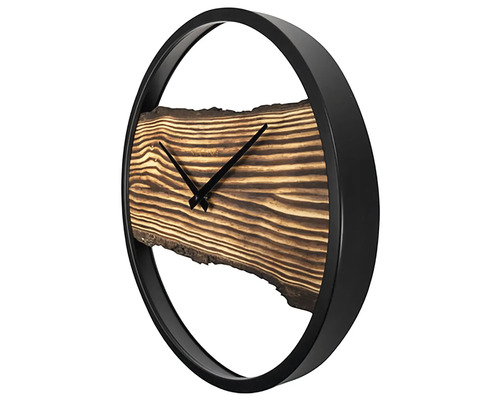 Wandklok met houten schijf en zwart frame