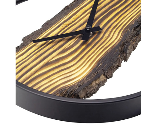 Wandklok met houten schijf en metalen frame