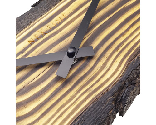 Close-up van een houten klok met wijzers en de inscriptie Next Time