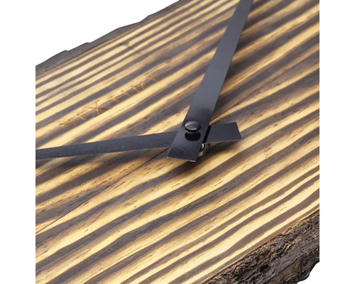 Detailopname van een houten wandklok met wijzers