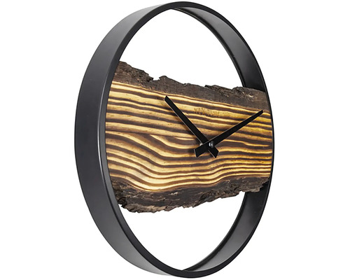 Wandklok met houten element en zwart metalen frame