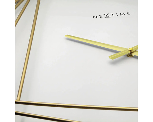 Nextime logo op een rechthoekige wandklok met gouden wijzers en gouden frame