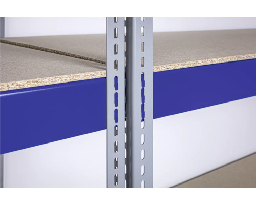 Detailopname van een magazijnstelling met metalen frame en legborden