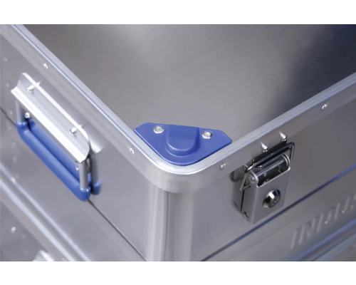 Detailopname van een aluminium koffer met sluiting en handvat