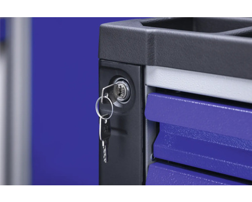 Detailopname van een werkplaatswagen met slot en sleutel