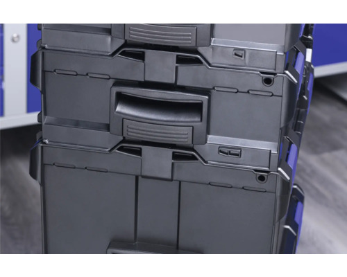Stapel zwarte gereedschapskisten met handvat