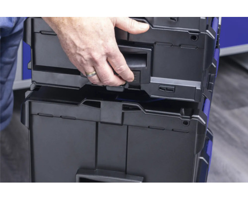 Een persoon opent een gereedschapskoffer van kunststof.