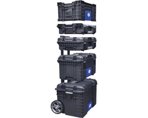 Stapel gereedschapskisten en gereedschapskoffers op een rolwagen