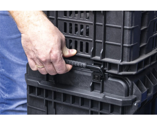 Stapelbare kunststofbox met handgreep in close-up