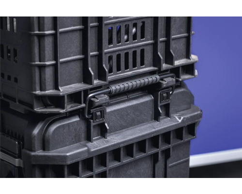 Detailopname van gestapelde zwarte gereedschapskisten van kunststof