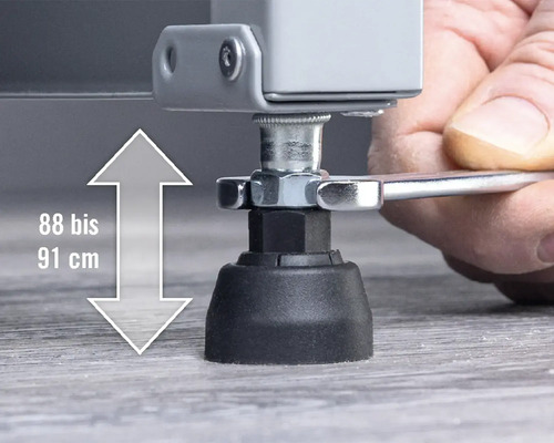 Het aanpassen van de hoogte van 88 tot 91 cm aan de voet van een meubel met een sleutel