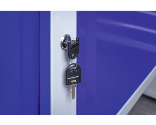 Sleutel in het slot van een stalen kast