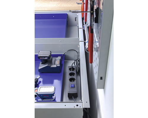 Werkbank met stekkerdoos en gereedschap