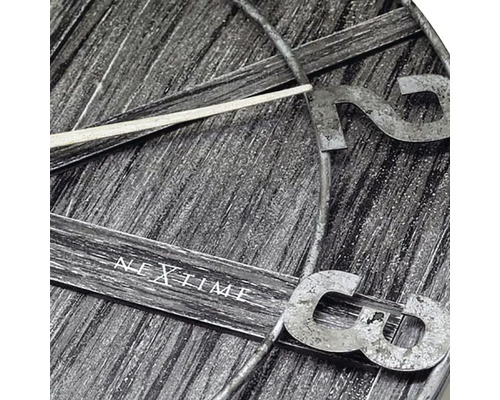 Gedetailleerde weergave van een Nextime houten wandklok met wijzerplaat