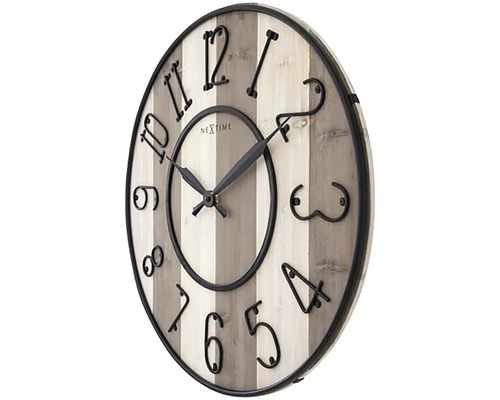 Nextime wandklok van hout met metalen wijzers en cijfers