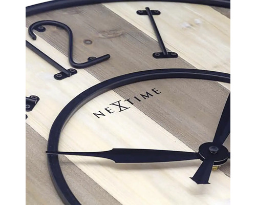 Detailweergave van een NEXTIME wandklok met houtlook en wijzerplaat