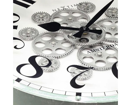 Decoratieve wandklok met tandwielen en tijdweergave