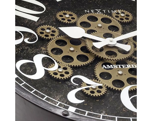 Decoratieve wandklok met tandwielontwerp en Romeinse cijfers.