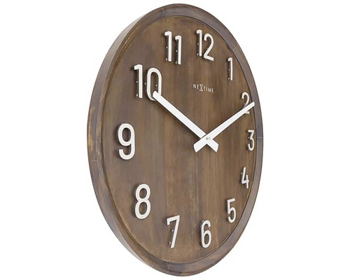 Houten wandklok met witte cijfers en wijzers