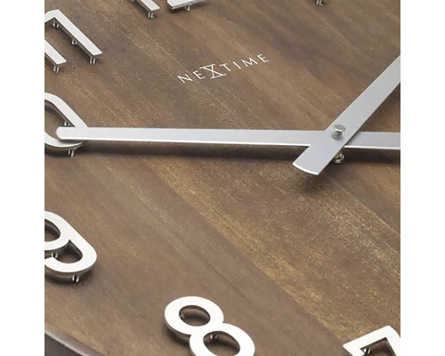 Nextime wandklok met houten structuur en zilverkleurige wijzers